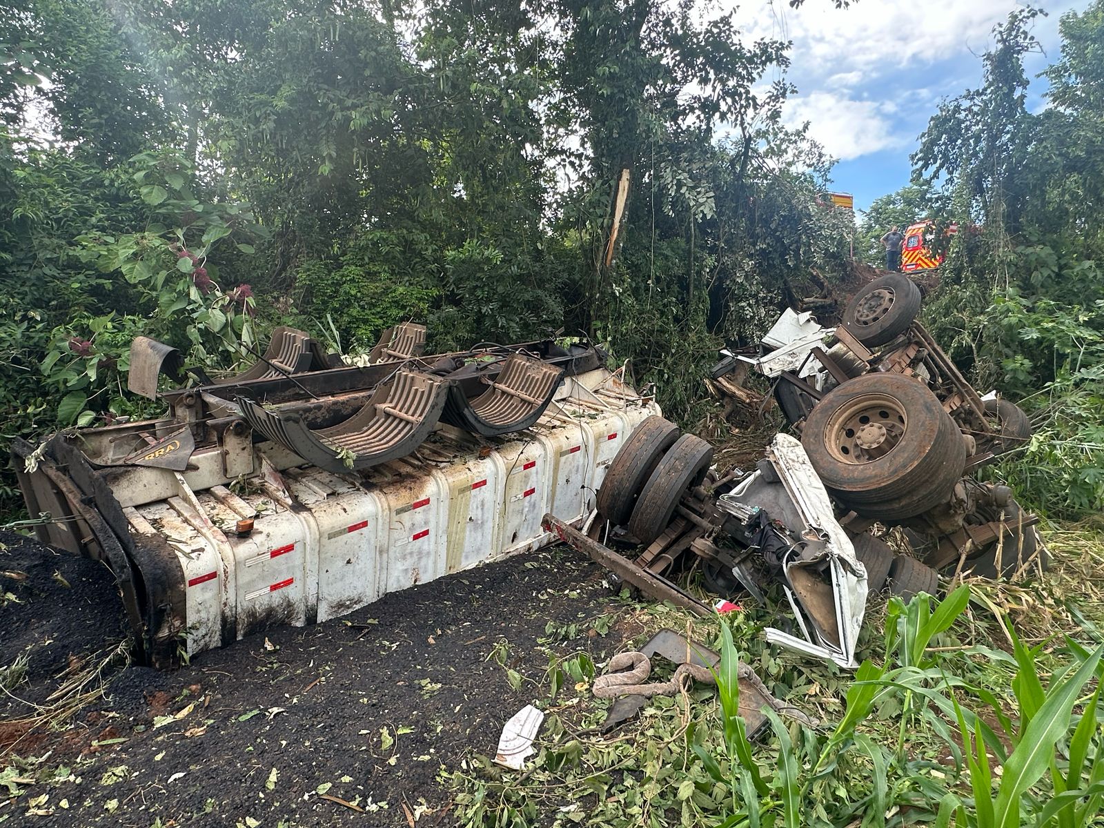 Caminhoneiro sofre ferimentos graves em saída de pista na BR 158